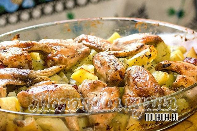 Куриные крылья в аджике с картофелем в духовом шкафу