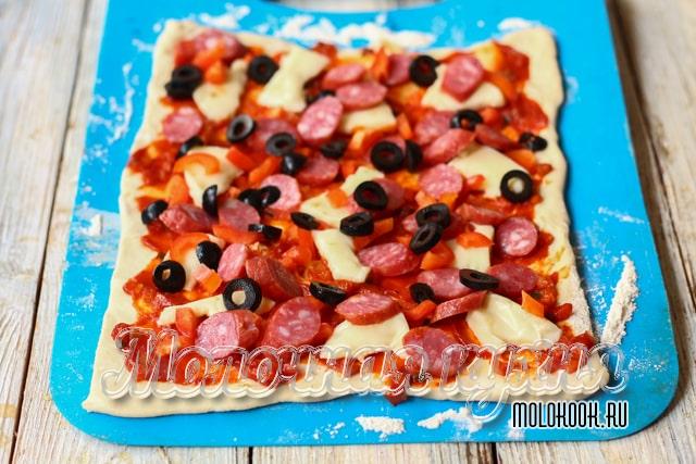 Маслины с колбасой выложены