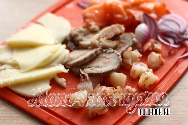 Морпродукты и рыба порезаны