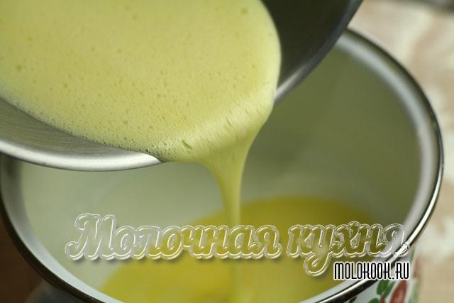 Смешивание молока и яиц