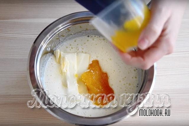 Мед с маслом добавлены к яйцам