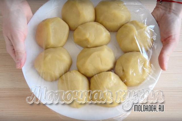 Тесто разделео на части