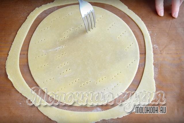 Прокалывание раскатанного коржа