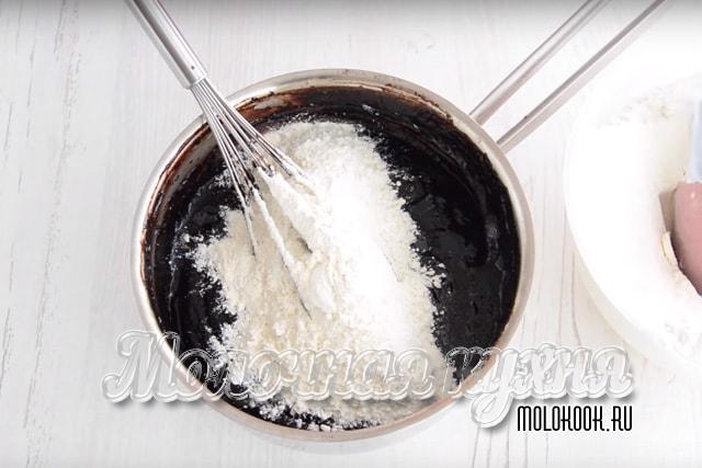 Часть муки засыпана