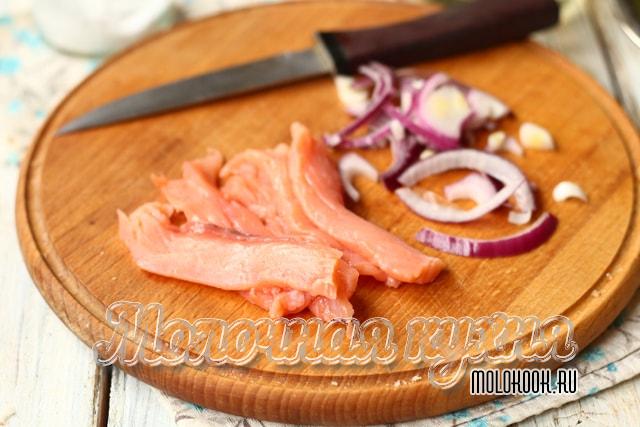 Рыба и лук порезаны