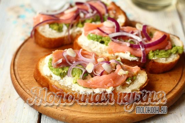 Рыба и лук разложены