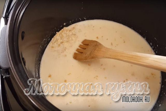 Молоко с хлопьями в чаше мультиварки
