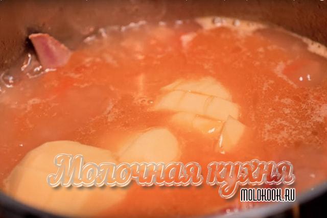 Нарезанный картофель добавлен