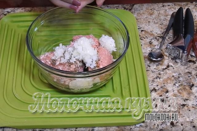 Измельченный лук добавлен в мясной фарш