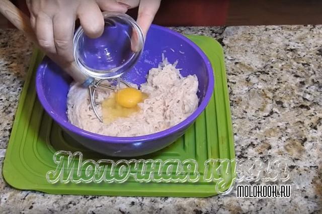 Добавление куриного яйца