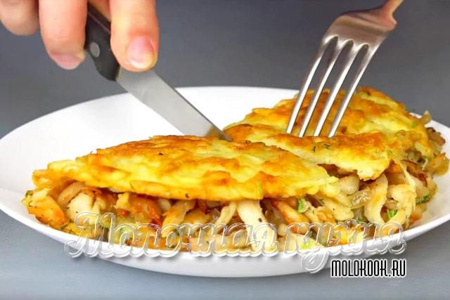 Большой драник с курино-сырной начинкой