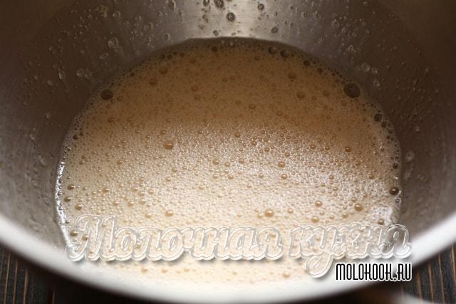Взбитые яйца с маслом и сахаром