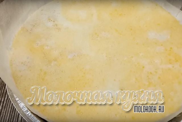 Вылить масло с молоком в форму