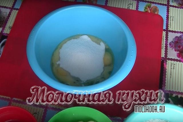 Сахар, куриные яйца, ванилин в глубокой миске