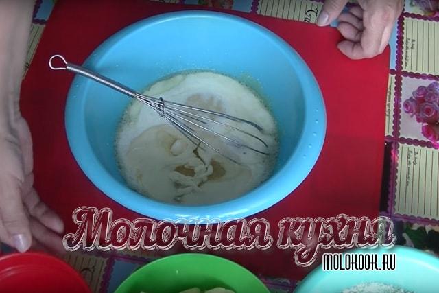 Кефир и растительное масло добавлены