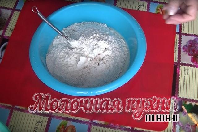 Мука высыпана в миску
