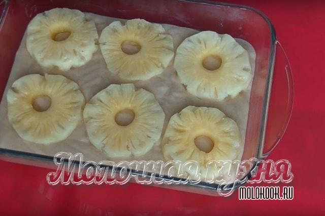 Кольца ананасов распределены по тесту