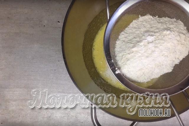 Просеивание смеси разрыхлителя и муки