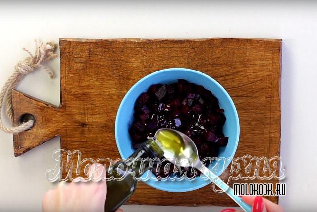 Заправка измельченной свеклы маслом