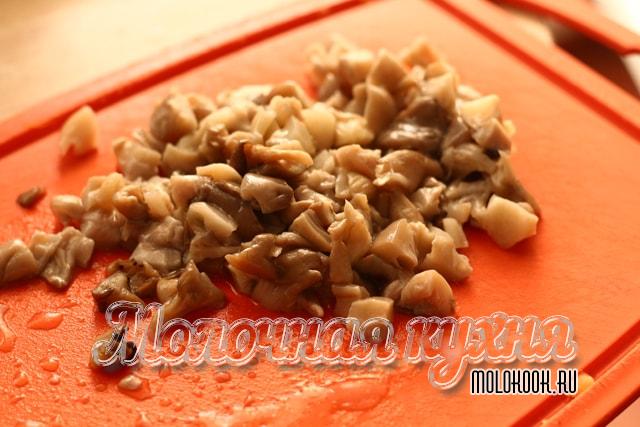 Грибы порезаны