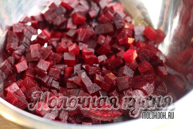 Свекольные кубики в глубокой миске