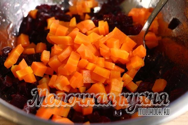 Морковные кубики в миске со свеклой