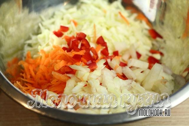 Нарещанные овощи в миске