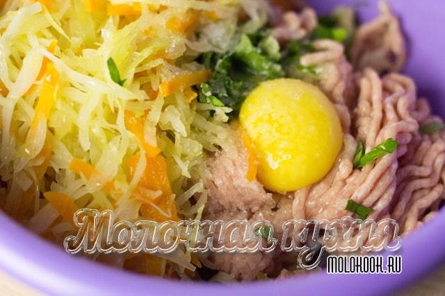 Яичный желток и обжаренные овощи добавлены к мясу