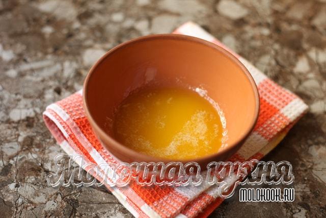 Растопленное масло остывает