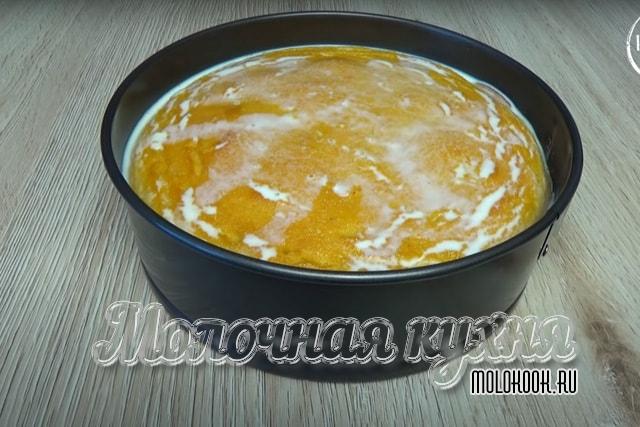 Выпечка залита теплым молоком