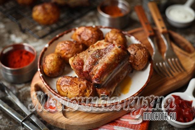 Вкусные ребра с картофелем