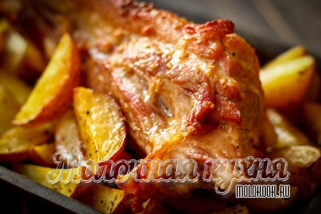 Запеченные свиные ребрышки с румяным картофелем