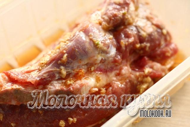 Мясо, политое маринадом