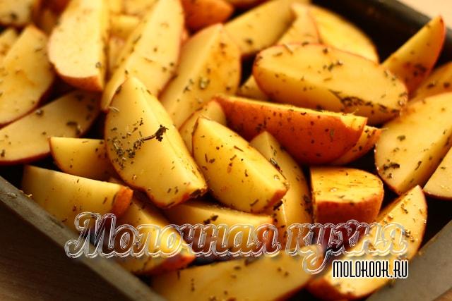 Кусочки картофеля на противне