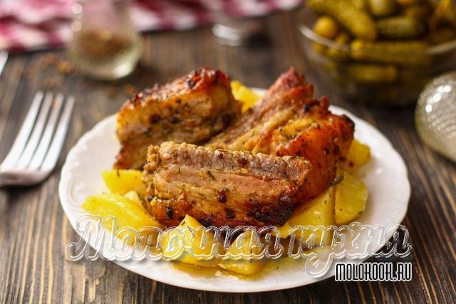 Картошка со свиными ребрышками, запеченная в фольге