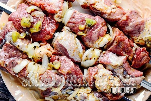 Шашлык маринуется в киви