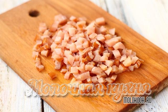 Нарезанная копченая куриная грудка