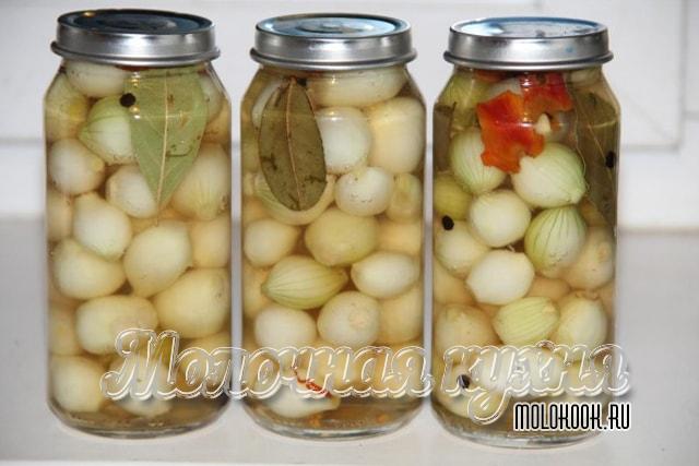 Целые луковицы в банках, маринованные на зиму