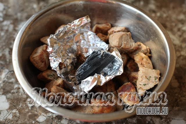 Уголь уложен на обжареное мясо