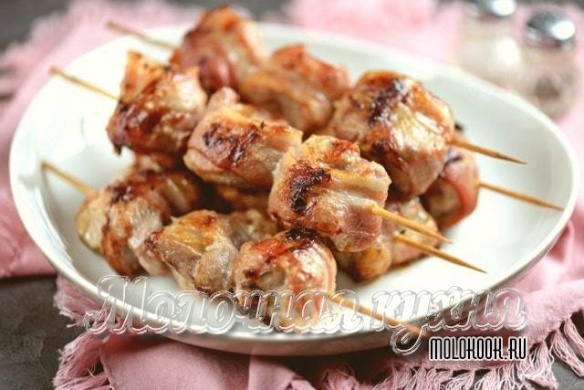 Свиные шашлычки на деревянных шпажках