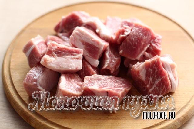 Свинина, порезанная кусками