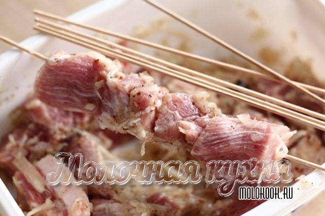 Насаживание мяса на деревянные шпажки