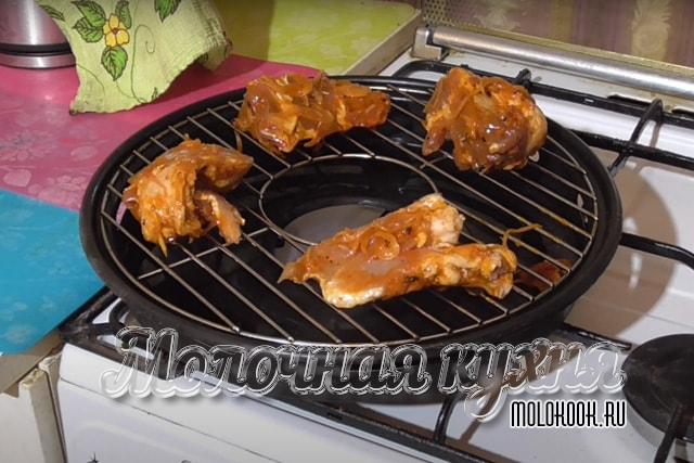 Мясо выложено на решетку сковороды