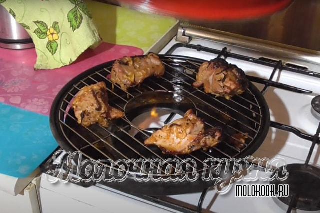КУсчоки свинины перевернуты