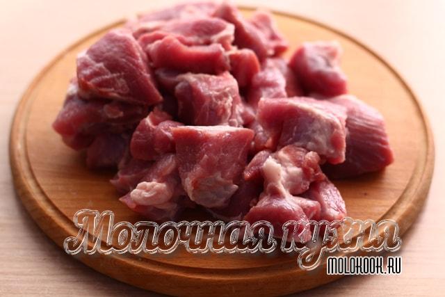 Мясная мякоть нарезана порционными кусками