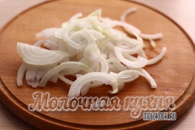 Лук нашинкован полукольцами