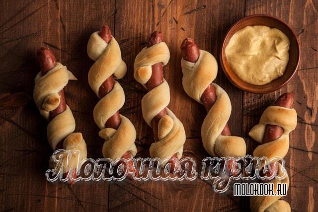 Красивые и вкусные сосиски, завернутые в дрожжевое тесто, приготовленные в духовке - невозможно устоять