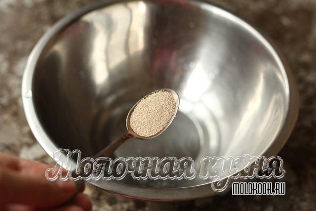 Высыпание дрожжей в миску
