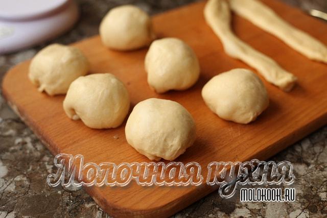 Тесто разделено на шарики