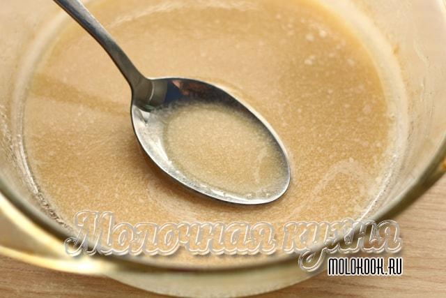 Растопленное масло, смешанное с сахаром